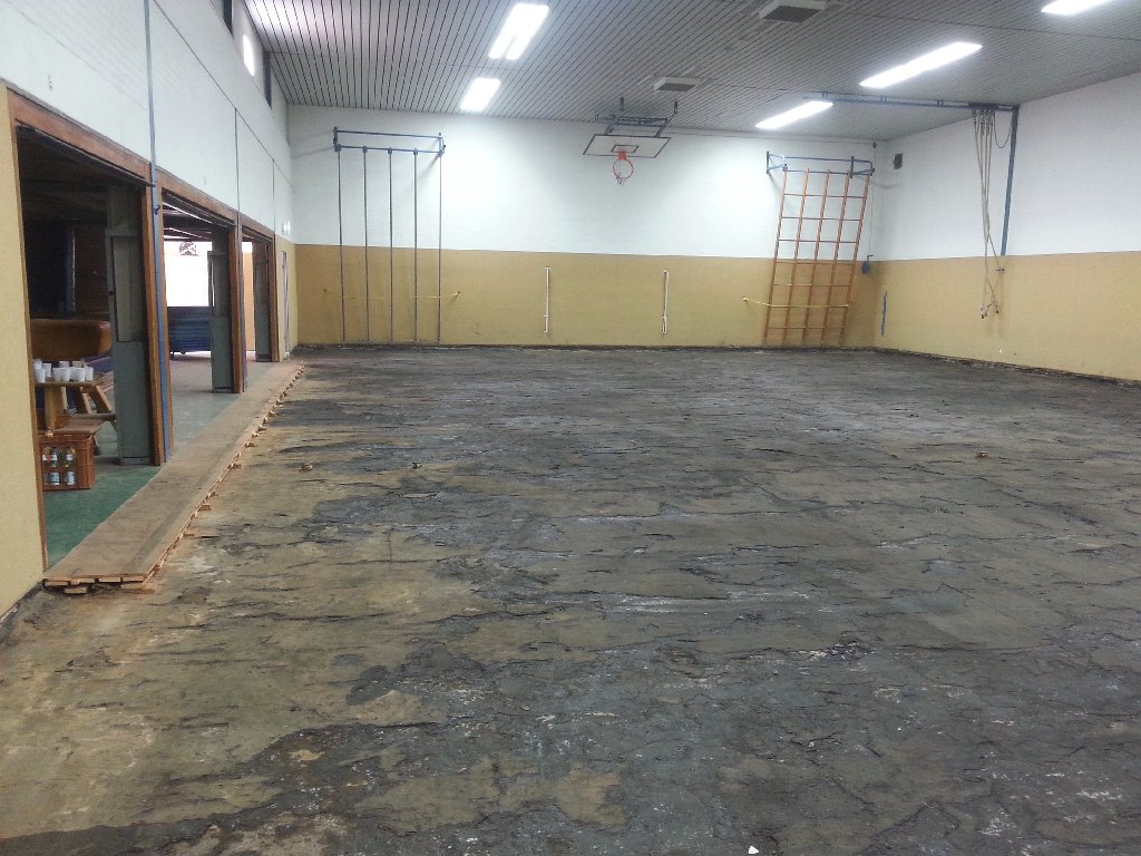 Die Schulsporthalle ist Besenrein. Jetzt kann der Neubau des Schulturnhallen-Fußbodens beginnen.