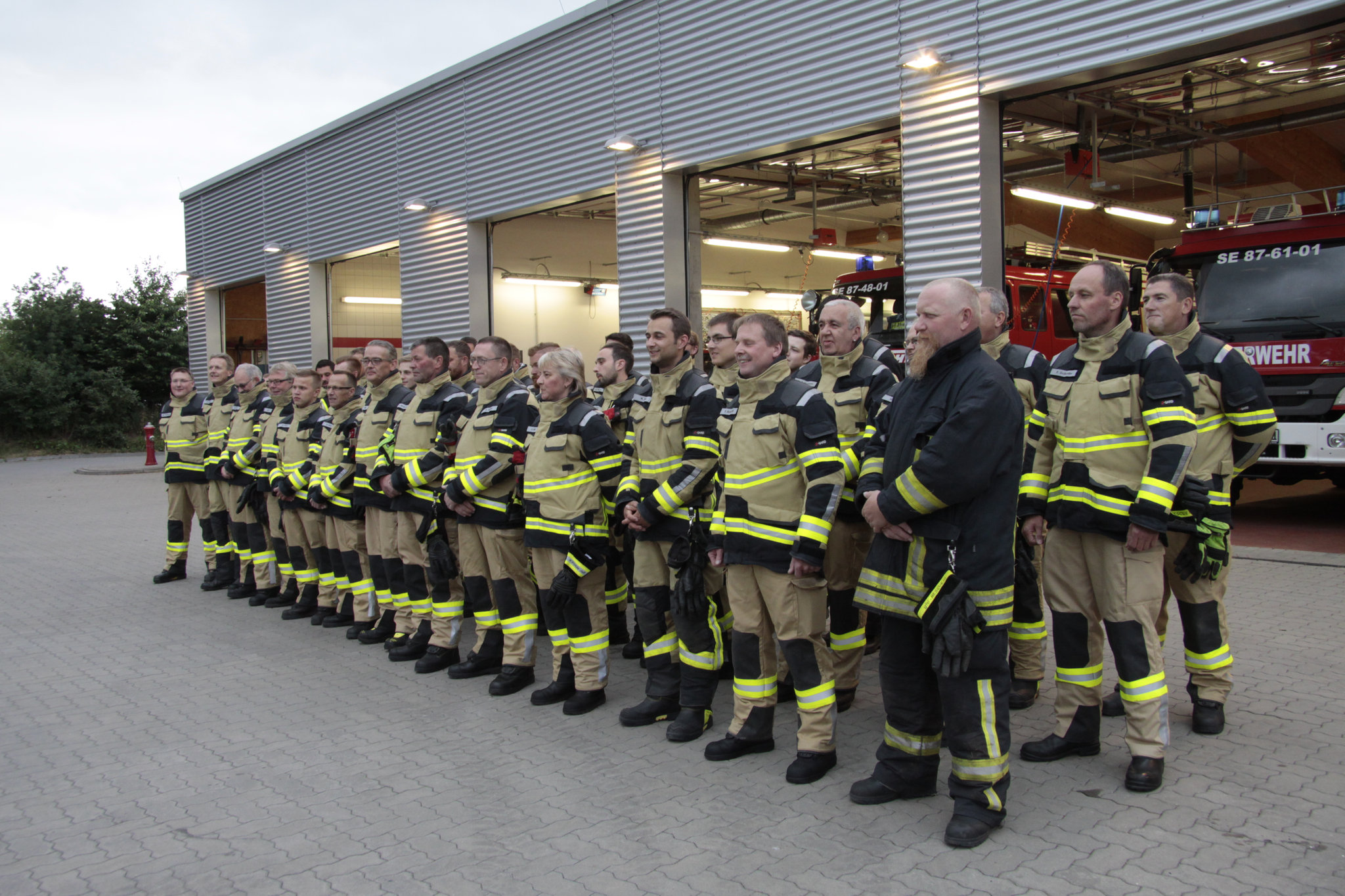 im Vordergrund zum Vergleich ein Kamerad mit der alten Uniform