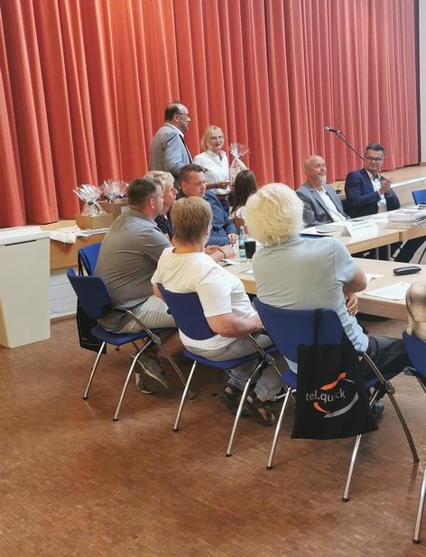 Peter Kroll verabschiedet Karin Seebeck und bedankt sich für ihr Engagement im Gemeinderat und den Ausschüssen.