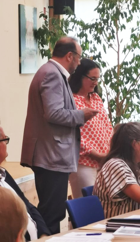 Peter Kroll verabschiedet Christiane Strauss und bedankt sich für ihr Engagement im Gemeinderat und den Ausschüssen.