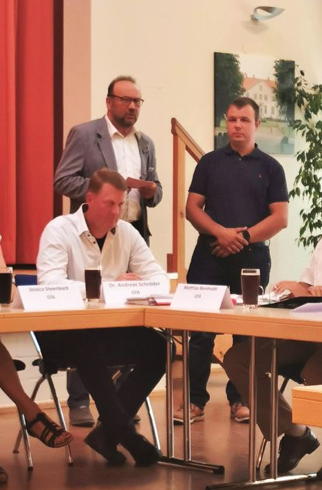 Peter Kroll verabschiedet Finn Bühring und bedankt sich für sein Engagement im Gemeinderat und den Ausschüssen.