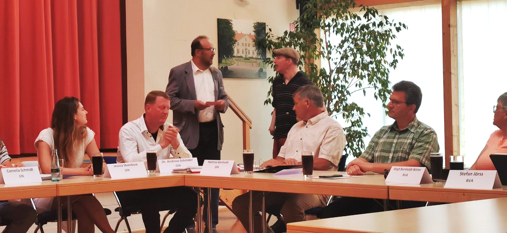 Peter Kroll verabschiedet Lorenz Meyer und bedankt sich für sein Engagement im Gemeinderat und den Ausschüssen.