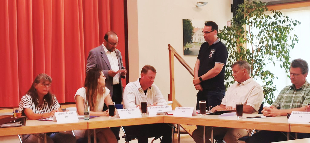 Peter Kroll verabschiedet René Völz und bedankt sich für sein Engagement im Gemeinderat und den Ausschüssen.