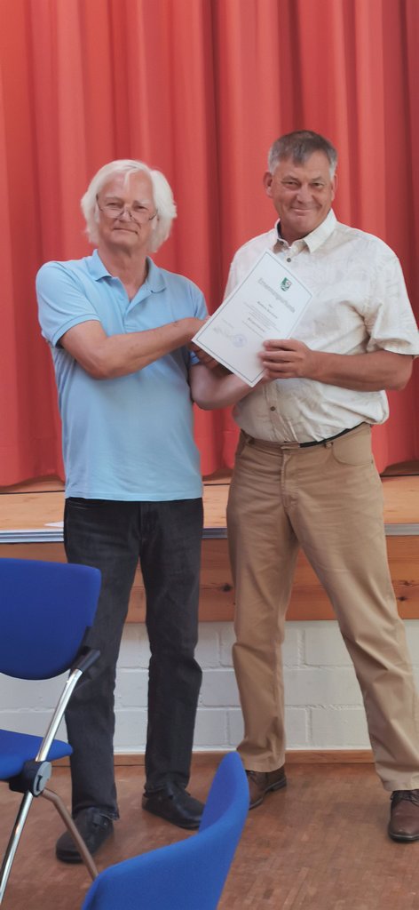 Dr. Gerhard Wichmann, Dienstältester Gemeinderatsvertreter überreicht Matthias Bornholdt seine Ernennungsurkunde und hat den neuen Bürgermeister vereidigt.