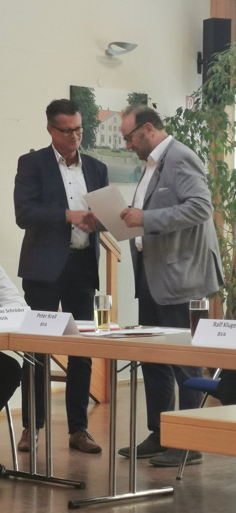 Torsten Ridder von der Amtsverwaltung Auenland Südholstein und seien Kolleginnen und Kollegen hielten für Peter Kroll eine Überraschung bereit.