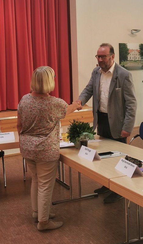 Regina Deilke von B90/ die Grünen überreichten unter anderem eine Blume und dankten Peter Kroll
