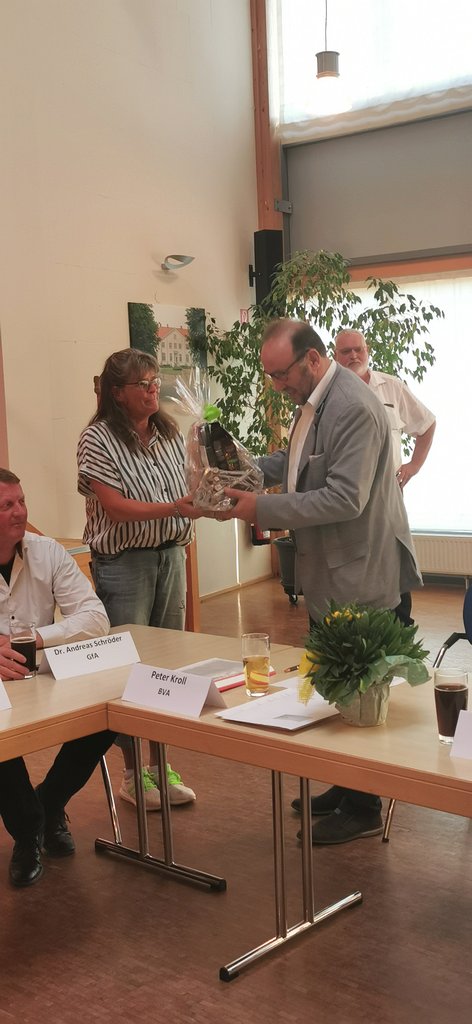 Auch von der Fraktionssprecherin der GFA Cornelia Schmidt erhielt Peter Kroll ein Präsent.