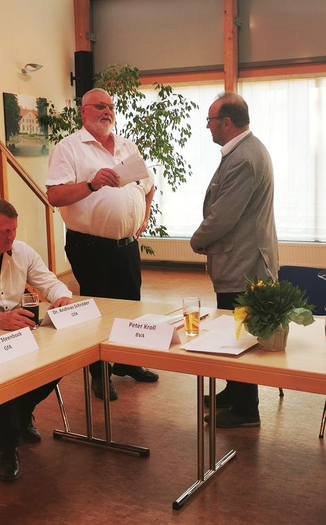 Wie Peter Kroll immer zu sagen pflegte ein Flachgeschenk auch im Namen der CDU Fraktion (Vermutlich ein Gutschein für etwas Besonderes) überreicht von Gerd Hinzke