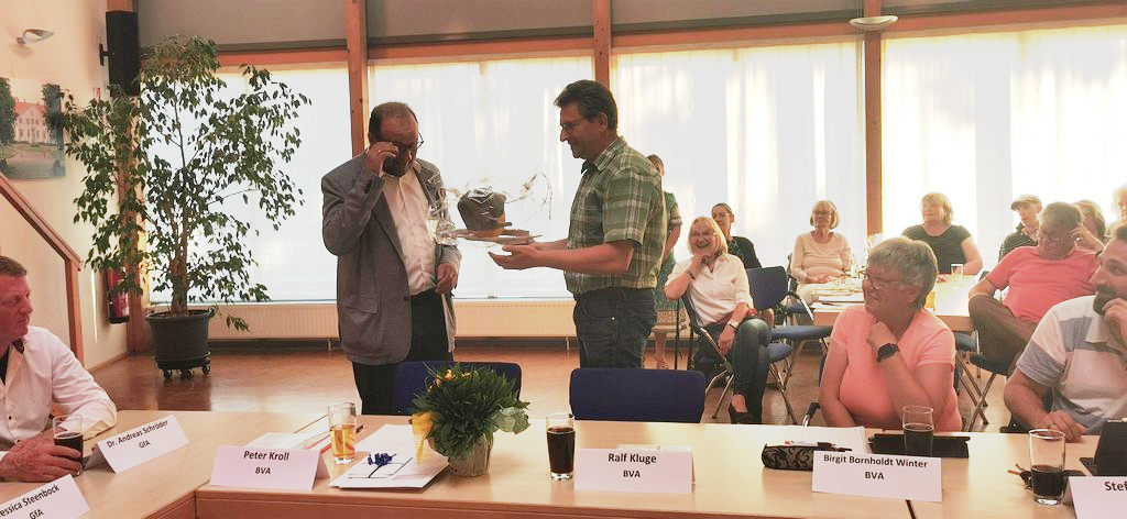 Ralf Kluge vom Bürgerverein überreicht Bürgermeister a.D eine Baseballcap mit Alvesloher Wappen und dem Schriftzug Bürgermeister a.D.